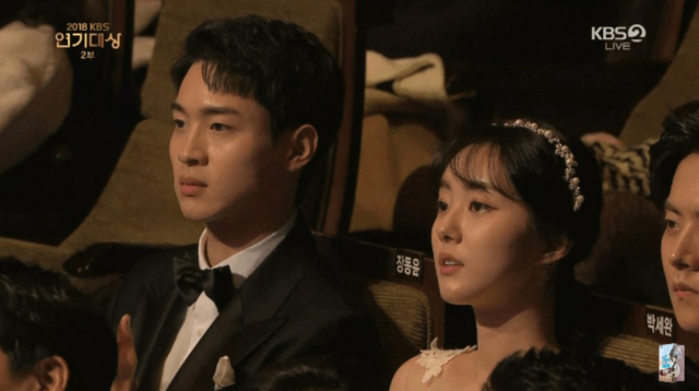 KBS 연기대상을 빛낸 가수 효린의 축하무대를 본 배우들의 각양각색 표정이 온라인에서 화제다. KBS 연기대상 캡처 #효린 #화사 #kbs 연기대상