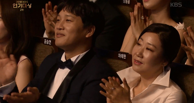 KBS 연기대상을 빛낸 가수 효린의 축하무대를 본 배우들의 각양각색 표정이 온라인에서 화제다. KBS 연기대상 캡처 #효린 #화사 #kbs 연기대상