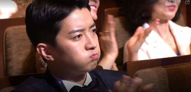 KBS 연기대상을 빛낸 가수 효린의 축하무대를 본 배우들의 각양각색 표정이 온라인에서 화제다. KBS 연기대상 캡처 #효린 #화사 #kbs 연기대상