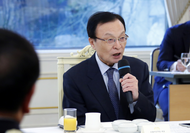더불어민주당 이해찬 대표가 31일 오전 청와대에서 열린 당 지도부 초청 오찬에서 인사말을 하고 있다. 연합뉴스