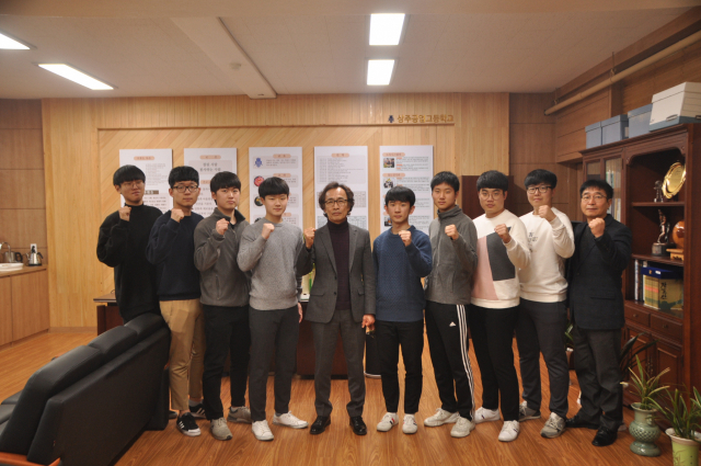 이철우(왼족 다섯 번째) 상주공고 교장과 서울시 지방공무원 임용시험 합격생들이 교장실에서 파이팅을 하고 있다. 상주공고 제공