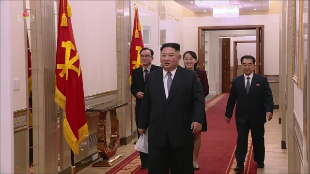 김정은 북한 국무위원장이 1일 오전 여동생인 김여정 당 선전선동부 제1부부장, 조용원 당 조직지도부 부부장(왼쪽), 김창선 국무위원회 부장(오른쪽)과 함께 노동당 청사에 마련된 신년사 발표장으로 들어가고 있다. [국내에서만 사용가능. 재배포 금지. For Use Only in the Republic of Korea. No Redistribution] 연합뉴스