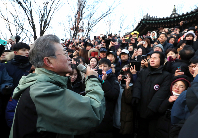 문재인 대통령이 새해 첫날인 1일 오전 서울 남산 팔각정에서 해돋이를 본 후 시민들에게 인사말을 하고 있다. 연합뉴스