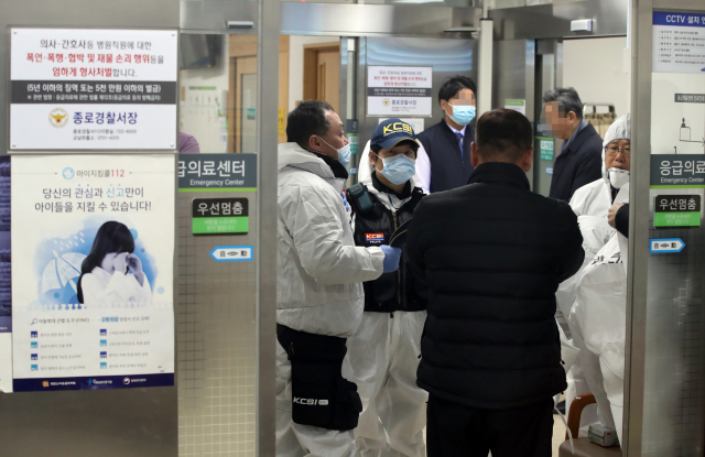 진료 상담을 받던 환자가 의사에게 흉기를 휘둘러 숨지게 한 서울의 한 대형병원에서 31일 경찰 과학수사대 대원들이 현장으로 들어가고 있다. 연합뉴스