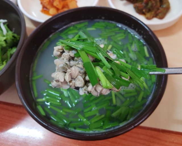 민물에서 나온 재첩을 해장국 재료로 활용한 재첩국. 정구지(부추)만 둥둥 떠있어 정구지국으로 오해하기 쉽지만 바닥에 재첩이 다량 깔려 있다.