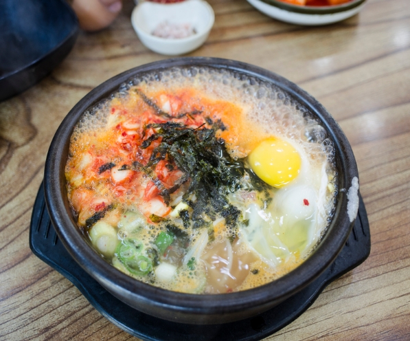콩나물해장국. 식성에 따라 날달걀을 수란으로 만들어 먹기도 한다. 저렴한 가격으로 높은 가성비를 자랑한다.