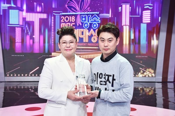 지난해 예능에서 두각을 나타냈던 이영자가 MBC와 KBS 두곳에서 연예대상을 수상했다. 사진은 MBC 연예대상 수상 후 예능프로그램에 함께 출연한 매니저 송성호 씨와의 기념촬영. MBC 제공