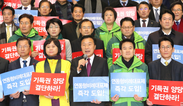 바른미래당, 민주평화당, 정의당 대표 및 의원들이 지난해 12월 7일 오전 국회 로텐더홀 계단에서 