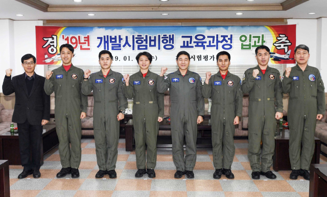 2일 공군 사천기지에서 열린 2019년 개발시험비행조종사 교육과정 입과식에서 제52시험평가전대장 최정욱 대령(오른쪽 네번째부터)과 여성 최초 개발시험조종사로 선발된 정다정 소령(진) 등이 기념촬영을 하고 있다. 연합뉴스