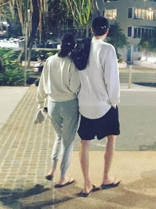 1일 신민아와 김우빈이 호주에서 데이트를 즐기는 모습이 포착돼 온라인에 사진이 올라왔다. 온라인 커뮤니티 캡처