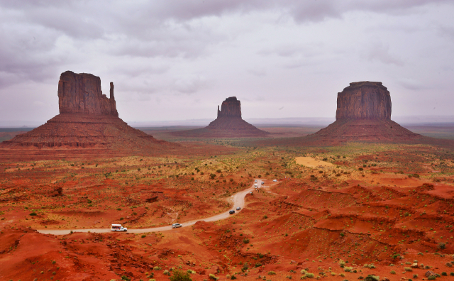 최고의 전망으로 웨스트 미튼 뷰트(West Mitten Butte), 이스트 미튼 뷰트(East Mitten Butte), 메릭 뷰트(Merrick Butte)로 불리는 세 개의 거대한 모뉴먼트가 삼각형을 이루며 서 있는 모습