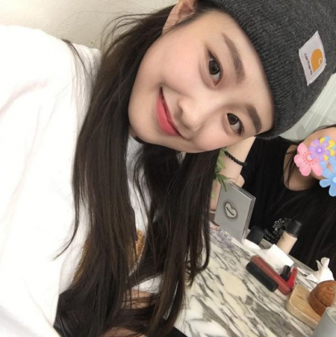 이상아 딸 윤서진이 tvN 둥지탈출에 출연해 이상아처럼 단아하고 예쁘장한 모습으로 시청자들을 사로잡았다. 이상아 딸 윤서진 인스타그램