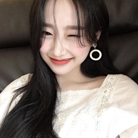 이상아 딸 윤서진이 tvN 둥지탈출에 출연해 이상아처럼 단아하고 예쁘장한 모습으로 시청자들을 사로잡았다. 이상아 딸 윤서진 인스타그램
