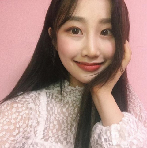 이상아 딸 윤서진이 tvN 둥지탈출에 출연해 이상아처럼 단아하고 예쁘장한 모습으로 시청자들을 사로잡았다. 이상아 딸 윤서진 인스타그램