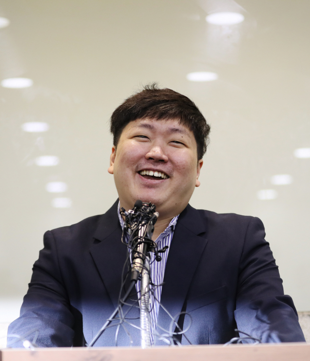 청와대가 KT&G 사장교체를 지시하는 등 부당한 압력을 가했다고 주장한 신재민 전 기획재정부 사무관이 2일 오후 서울 강남구 한 사무실에서 기자회견을 하고 있다. 연합뉴스