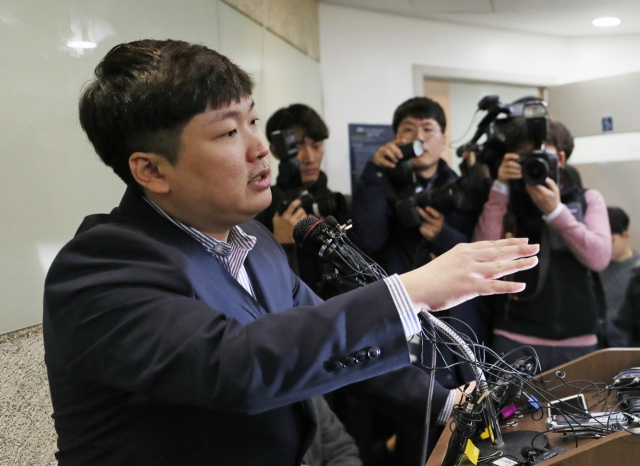 청와대가 KT＆G 사장교체를 지시하는 등 부당한 압력을 가했다고 주장한 신재민 전 기획재정부 사무관이 2일 오후 서울 강남구 한 사무실에서 기자회견을 하고 있다. 연합뉴스