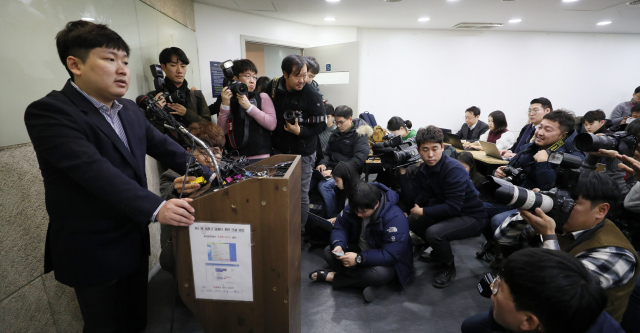 청와대가 KT＆G 사장교체를 지시하는 등 부당한 압력을 가했다고 주장한 신재민 전 기획재정부 사무관이 2일 오후 서울 강남구 한 사무실에서 기자회견을 하고 있다. 연합뉴스