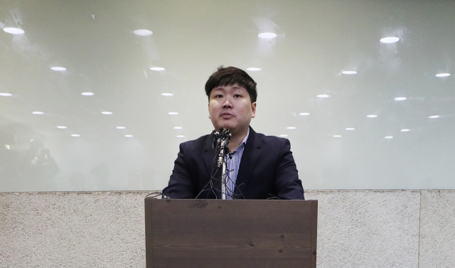 청와대가 KT＆G 사장교체를 지시하는 등 부당한 압력을 가했다고 주장한 신재민 전 기획재정부 사무관이 2일 오후 서울 강남구 한 사무실에서 기자회견을 하고 있다. 연합뉴스