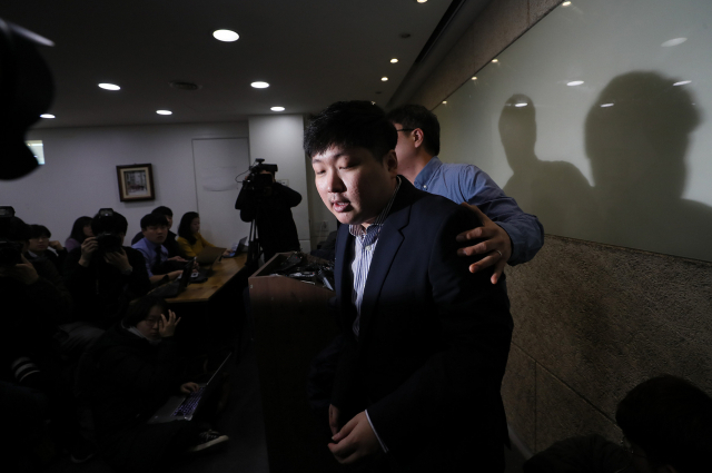 청와대가 KT＆G 사장교체를 지시하는 등 부당한 압력을 가했다고 주장한 신재민 전 기획재정부 사무관이 2일 오후 서울 강남구 한 사무실에서 기자회견을 마친 뒤 나서고 있다. 연합뉴스