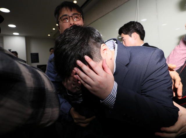 청와대가 KT＆G 사장교체를 지시하는 등 부당한 압력을 가했다고 주장한 신재민 전 기획재정부 사무관이 2일 오후 서울 강남구 한 사무실에서 기자회견을 마친 뒤 기자회견장을 나서고 있다. 연합뉴스