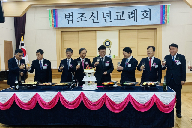 대구 법조계 인사 100여 명이 2일 오후 법원 강당에 모여 신년 인사를 나눴다. 왼쪽부터 이담 전 대구변호사회장, 박윤해 대구지검장, 김호철 대구고검장, 이춘희 신임 대구변호사회장, 사공영진 대구고법원장, 김찬돈 대구지법원장, 박민수 대구가정법원장, 최성수 대구법무사회장. 구민수 기자
