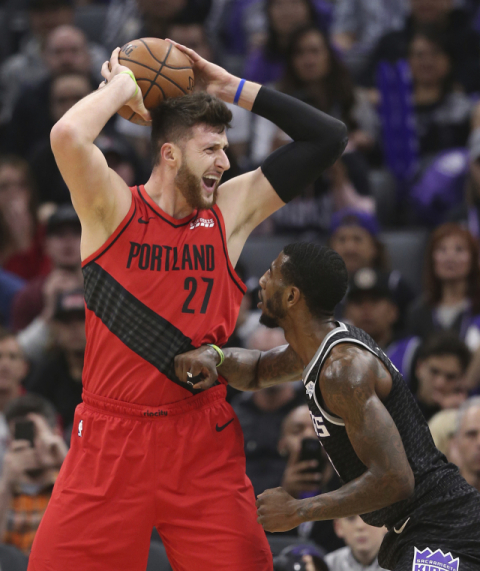 미국프로농구(NBA) 포틀랜드 트레일블레이저스 유수프 누르키치(왼쪽)가 2일(한국시각) 미국 캘리포니아 주 새크라멘토에서 열린 새크라멘토 킹스와의 경기에서 상대 선수를 피해 패스할 곳을 찾고 있다. 연합뉴스