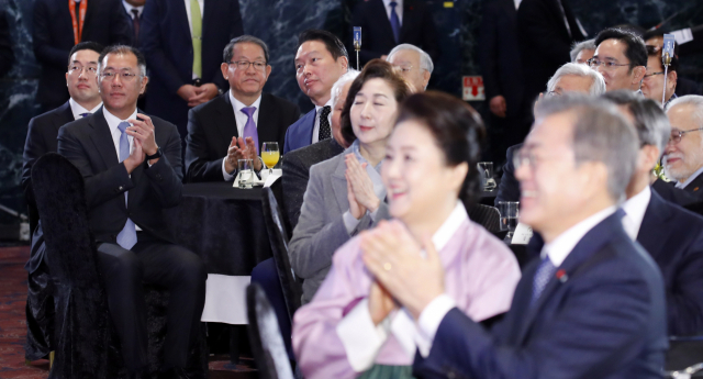이재용 삼성전자 부회장(오른쪽), 구광모 LG그룹 회장(왼쪽부터), 정의선 현대차그룹 부회장, 강호갑 한국중견기업연합회장, 최태원 SK그룹 회장 등 재계 참석자들이 2일 오전 서울 여의도 중소기업중앙회 그랜드홀에서 열린 2019 기해년 신년회에서 문재인 대통령과 함께 참석하고 있다. 연합뉴스
