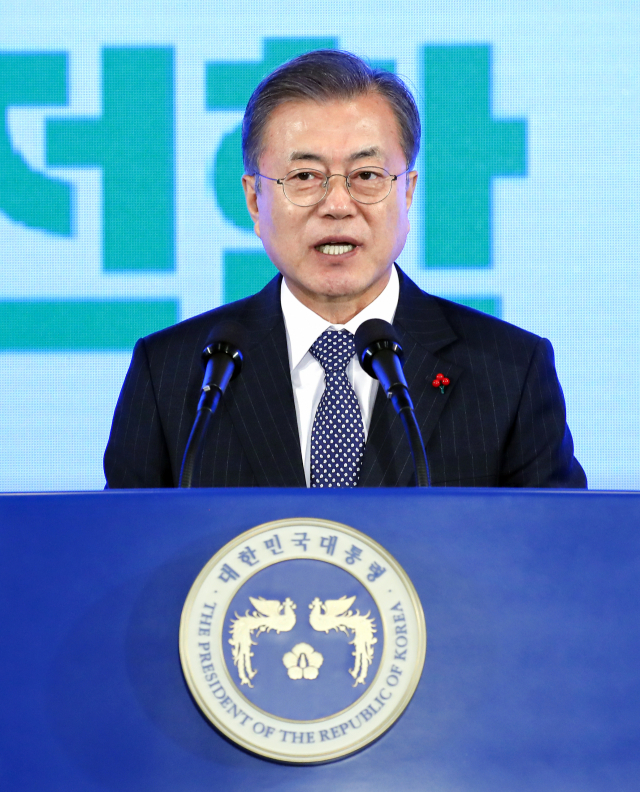 문재인 대통령이 2일 오전 서울 여의도 중소기업중앙회 그랜드홀에서 열린 2019 기해년 신년회에서 신년 인사말을 하고 있다. 연합뉴스