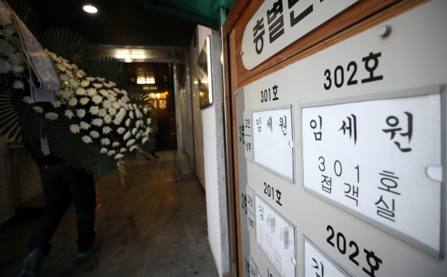 외래 진료환자가 휘두른 흉기에 숨진 고(故) 임세원 강북삼성병원 정신건강의학과 교수의 빈소가 2일 서울 종로구 새문안로 서울적십자병원 장례식장에 마련됐다. 이날 고인을 추모하는 근조화환이 장례식장으로 들어가고 있다. 연합뉴스