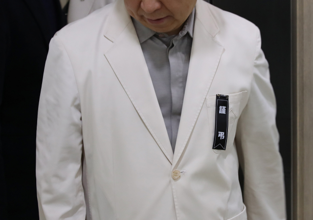 외래 진료환자가 휘두른 흉기에 숨진 고(故) 임세원 강북삼성병원 정신건강의학과 교수의 빈소가 2일 서울 종로구 새문안로 서울적십자병원 장례식장에 마련됐다. 조문을 마친 강북삼성병원 동료 의료진이 침통한 모습으로 장례식장을 나서고 있다. 왼쪽 가슴에 단 근조 리본이 보인다. 연합뉴스
