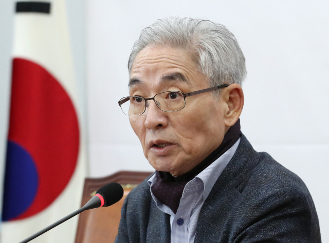 자유한국당 이진곤 조직강화특별위원이 지난해 12월 26일 오후 국회에서 조직강화특별위원회 진행 상황과 관련한 기자간담회를 열고 발언하고 있다. 연합뉴스