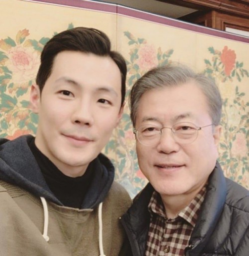 의인 배우 박재홍이 문재인 대통령과 1일 산행 당시 인증샷을 남겼다. 박재홍 인스타그램