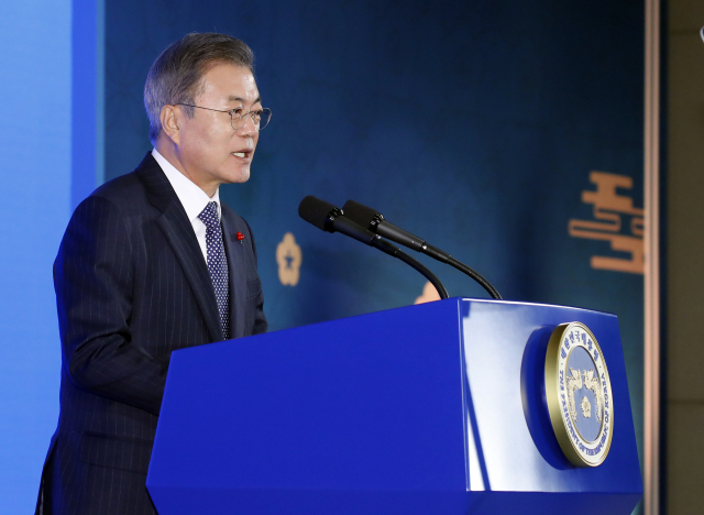 문재인 대통령이 2일 오전 서울 여의도 중소기업중앙회 그랜드홀에서 열린 2019 기해년 신년회에서 신년 인사말을 하고 있다. 연합뉴스