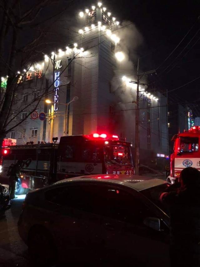 2일 오후 10시 39분쯤 구미시 옥계동의 한 모텔에서 불이 나 소방당국이 진화 작업을 하고 있다. 독자 제공