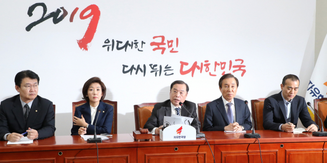 자유한국당 김병준 비상대책위원장(가운데)이 3일 오전 국회에서 열린 비상대책위원회의에서 발언하고 있다. 연합뉴스