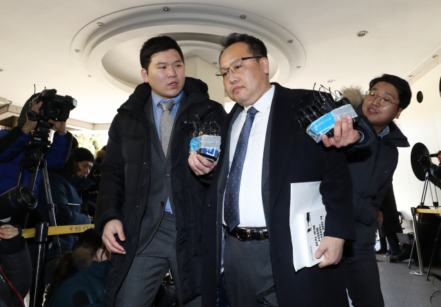 직원을 상습 폭행한 혐의로 고소된 송명빈 마커그룹 대표가 3일 오전 피의자 신분으로 조사받기 위해 서울 강서경찰서로 들어서고 있다. 연합뉴스