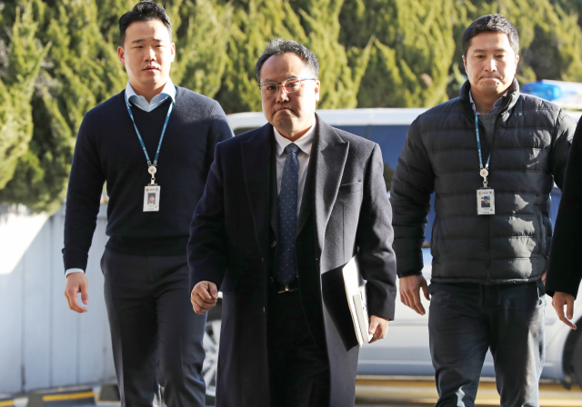 직원을 상습 폭행한 혐의로 고소된 송명빈 마커그룹 대표가 3일 오전 피의자 신분으로 조사받기 위해 서울 강서경찰서로 들어서고 있다. 연합뉴스