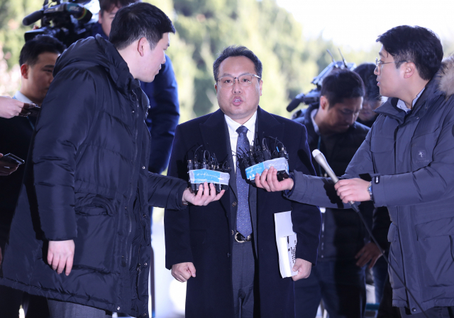 직원을 상습 폭행한 혐의로 고소된 송명빈 마커그룹 대표가 3일 오전 피의자 신분으로 조사받기 위해 서울 강서경찰서로 들어서며 취재진의 질문을 받고 있다. 연합뉴스