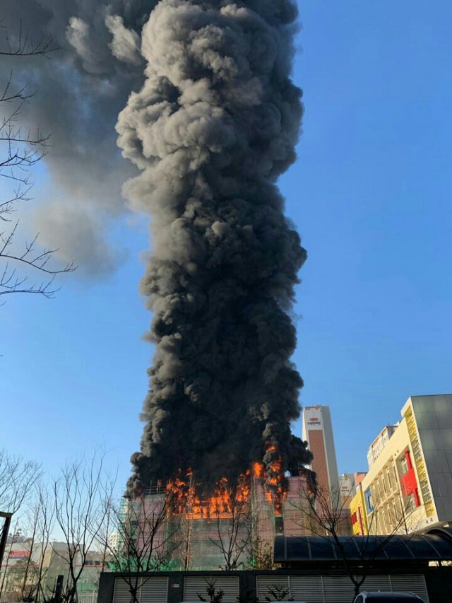 3일 오전 9시 32분께 충남 천안시 차암동 차암초등학교 신축공사장에서 검은 연기와 함께 불꽃이 솟구치고 있다. 연합뉴스