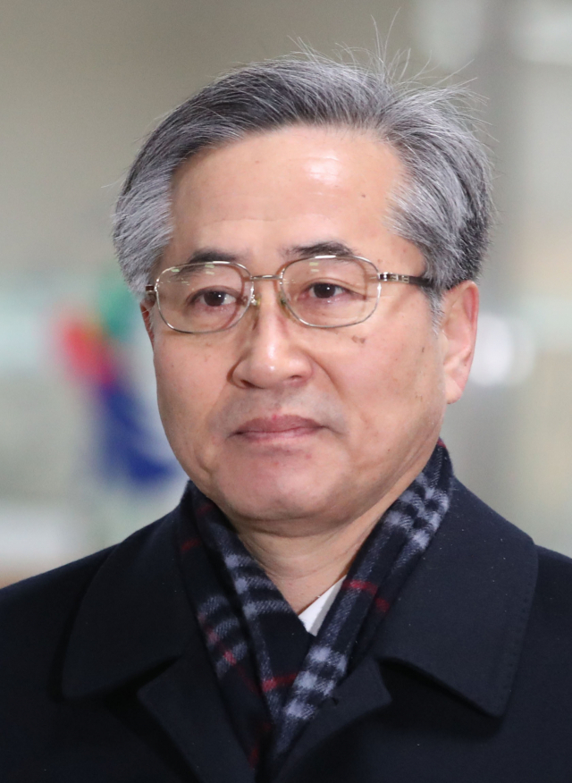 이명박·박근혜 정부에 걸쳐서 국가정보원의 각종 정치공작에 관여한 혐의 등으로 기소된 추명호 전 국정원 국익정보국장이 3일 오전 서울중앙지법에서 열린 선고 공판에 출석하고 있다. 연합뉴스