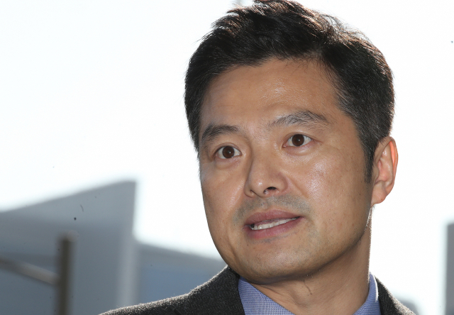 청와대가 민간인을 사찰하고 여권 유력 인사의 비리 첩보를 알고도 조치를 하지 않았다고 주장해온 김태우 수사관이 3일 오전 참고인 신분으로 조사를 받기 위해 서울 송파구 서울동부지검으로 들어서며 취재진의 질문에 답하고 있다. 연합뉴스