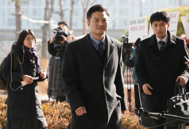 청와대가 민간인을 사찰하고 여권 유력 인사의 비리 첩보를 알고도 조치를 하지 않았다고 주장해온 김태우 수사관이 3일 오전 참고인 신분으로 조사를 받기 위해 서울 송파구 서울동부지검으로 들어서고 있다. 연합뉴스