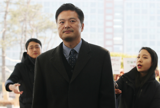 청와대가 민간인을 사찰하고 여권 유력 인사의 비리 첩보를 알고도 조치를 하지 않았다고 주장해온 김태우 수사관이 3일 오전 참고인 신분으로 조사를 받기 위해 서울 송파구 서울동부지검으로 들어서고 있다. 연합뉴스