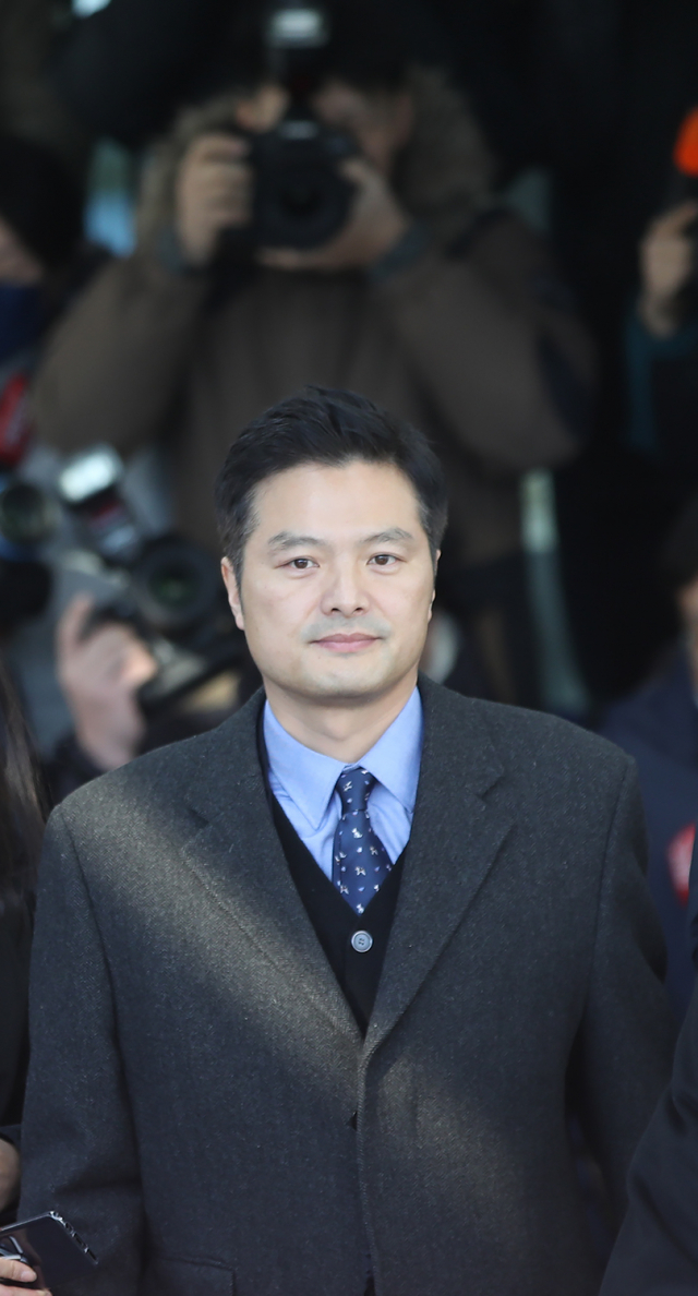 청와대가 민간인을 사찰하고 여권 유력 인사의 비리 첩보를 알고도 조치를 하지 않았다고 주장해온 김태우 수사관이 3일 오전 참고인 신분으로 조사를 받기 위해 서울 송파구 서울동부지검으로 들어서며 취재진의 질문을 받고 있다. 연합뉴스