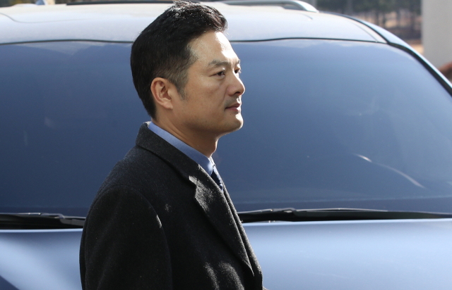 청와대가 민간인을 사찰하고 여권 유력 인사의 비리 첩보를 알고도 조치를 하지 않았다고 주장해온 김태우 수사관이 3일 오전 참고인 신분으로 조사를 받기 위해 서울 송파구 서울동부지검으로 들어서고 있다. 연합뉴스
