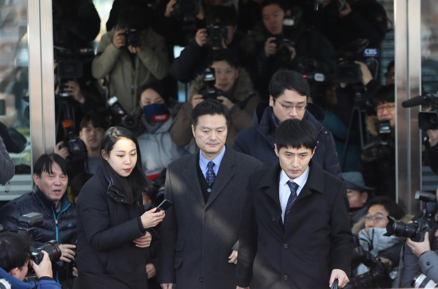 청와대가 민간인을 사찰하고 여권 유력 인사의 비리 첩보를 알고도 조치를 하지 않았다고 주장해온 김태우 수사관이 3일 오전 참고인 신분으로 조사를 받기 위해 서울 송파구 서울동부지검으로 들어서며 취재진의 질문을 받고 있다. 연합뉴스