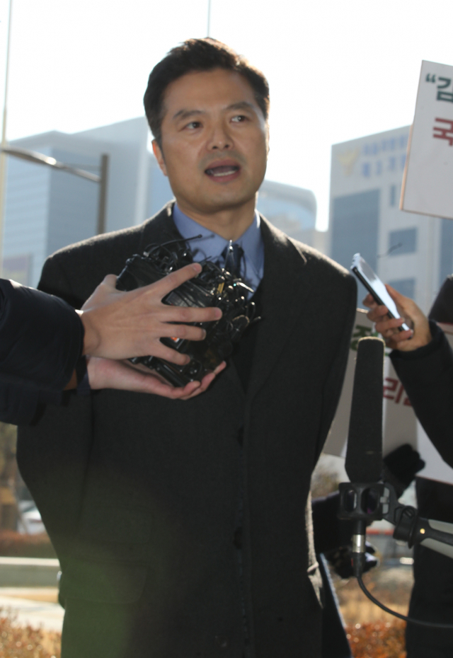 청와대가 민간인을 사찰하고 여권 유력 인사의 비리 첩보를 알고도 조치를 하지 않았다고 주장해온 김태우 수사관이 3일 오전 참고인 신분으로 조사를 받기 위해 서울 송파구 서울동부지검으로 들어서며 취재진의 질문에 답하고 있다. 연합뉴스