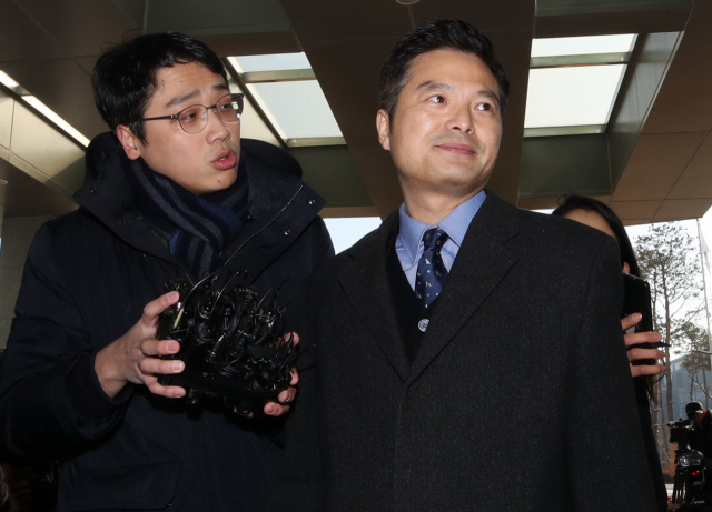 청와대가 민간인을 사찰하고 여권 유력 인사의 비리 첩보를 알고도 조치를 하지 않았다고 주장해온 김태우 수사관이 3일 오전 참고인 신분으로 조사를 받기 위해 서울 송파구 서울동부지검으로 들어서고 있다. 연합뉴스