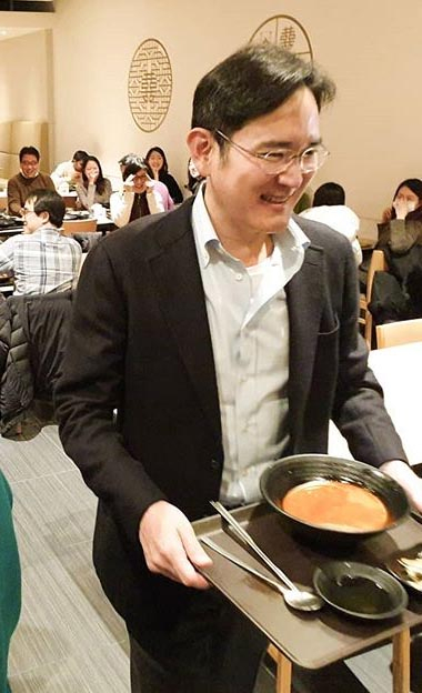 이재용 삼성전자 부회장이 3일 수원사업장 구내식당에서 직원들과 함께 점심을 마친 뒤 이동하고 있다. 연합뉴스