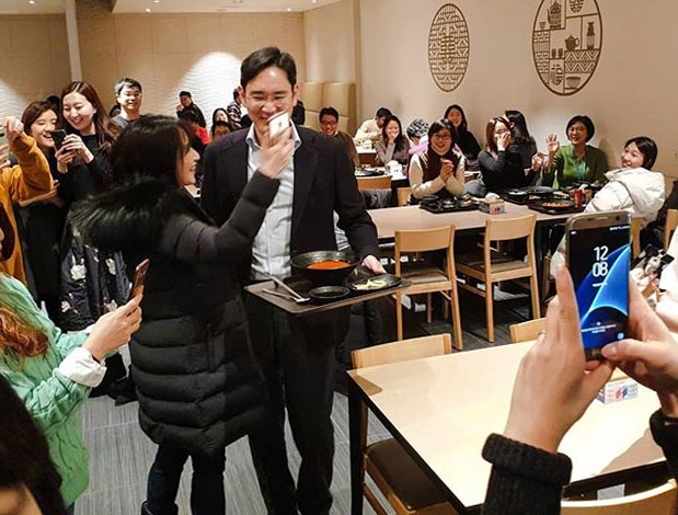 3일 이재용 삼성전자 부회장이 수원사업장 구내식당에서 직원들과 함께 점심을 한 모습이 일부 직원의 SNS에 게시됐다. 이 부회장이 점심을 마친 뒤 직원의 사진촬영 요청을 받고 있다. 연합뉴스